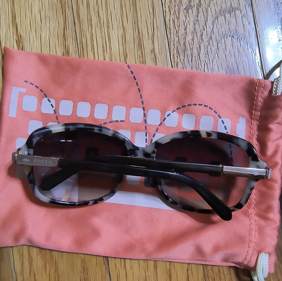 Fossil sunglasses, black and tan marbled with orange carrying case - Picture 6 of 10